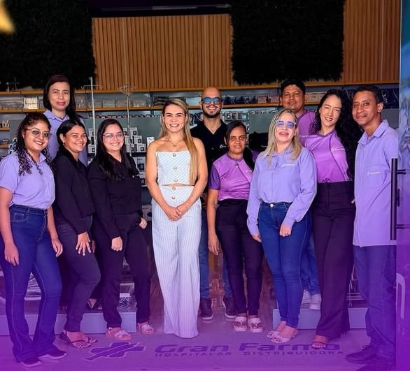 Equipe Gran Farma reunida no centro de distribuicao
